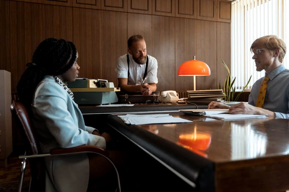 Moderno ufficio di un'agenzia di marketing con persone che collaborano